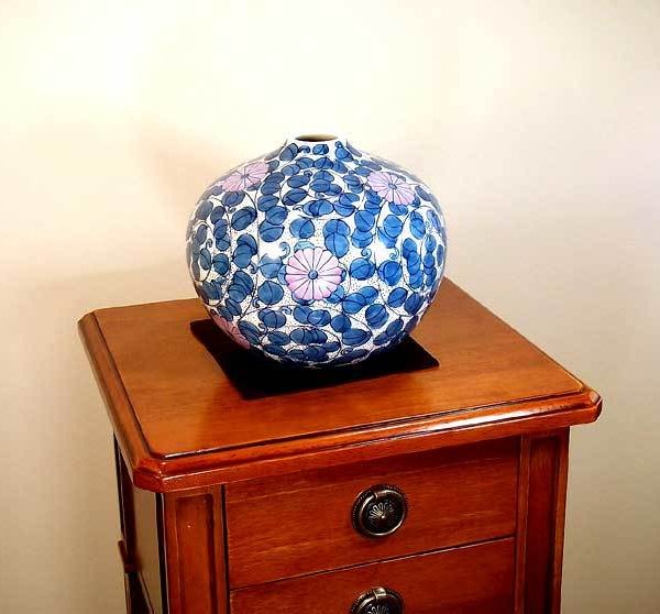 有田焼 陶芸家 藤井錦彩作】有田焼美術品 染錦金彩菊唐草文様飾り花瓶