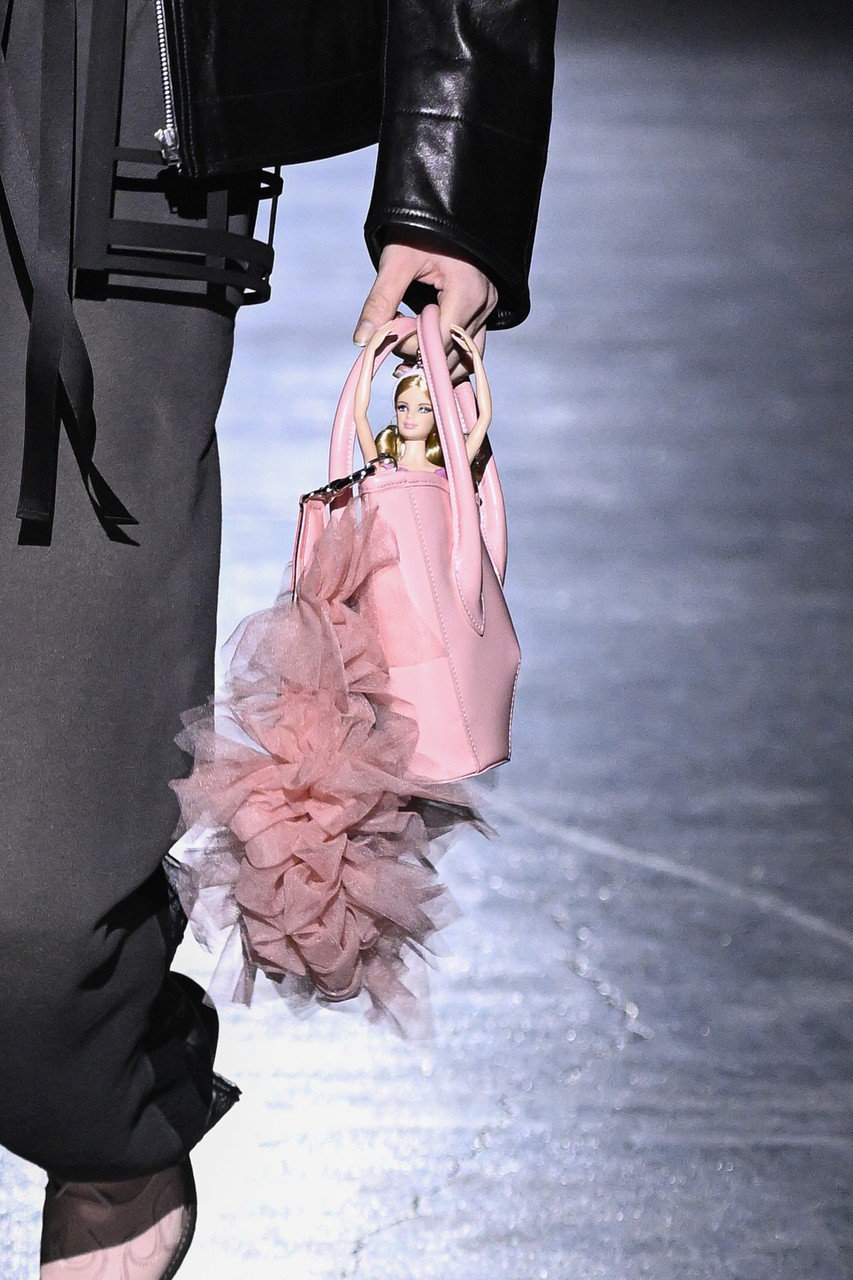 Chika Kisada(チカ キサダ)｜チュール ストラップ レザー ミニバッグ