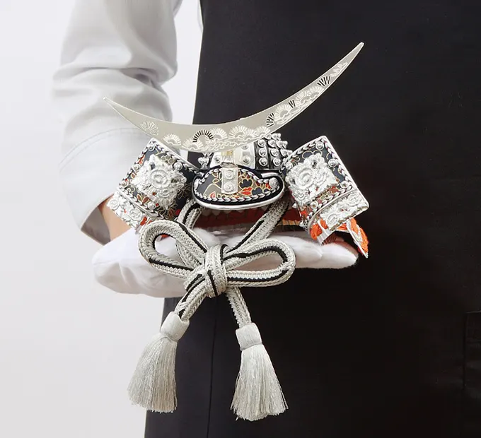 五月人形「伊達政宗の兜 小 銀仕立て」｜五月人形の通販 ふらここ