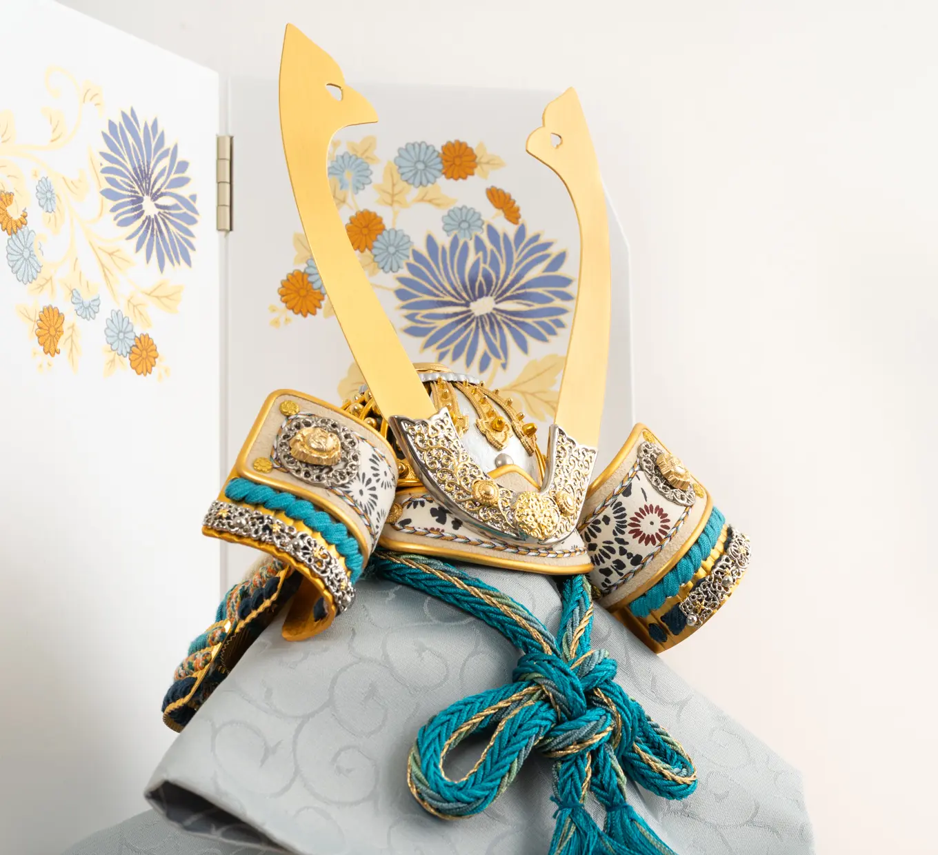 五月人形「紺碧に菊唐草の兜（平飾りタイプ）」｜五月人形の通販 ふらここ