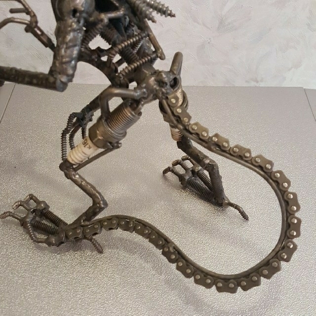 廃材アート】エイリアン 海外製作 ネジ ボルト チェーンなど の通販 by