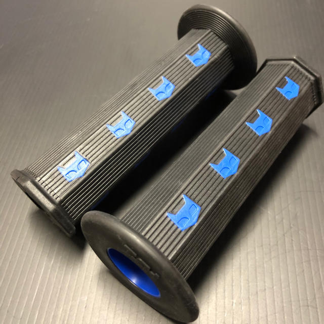 汎用 八角グリップ ネコ柄 ブラック/ブルー 貫通式 新品 ニャンコ