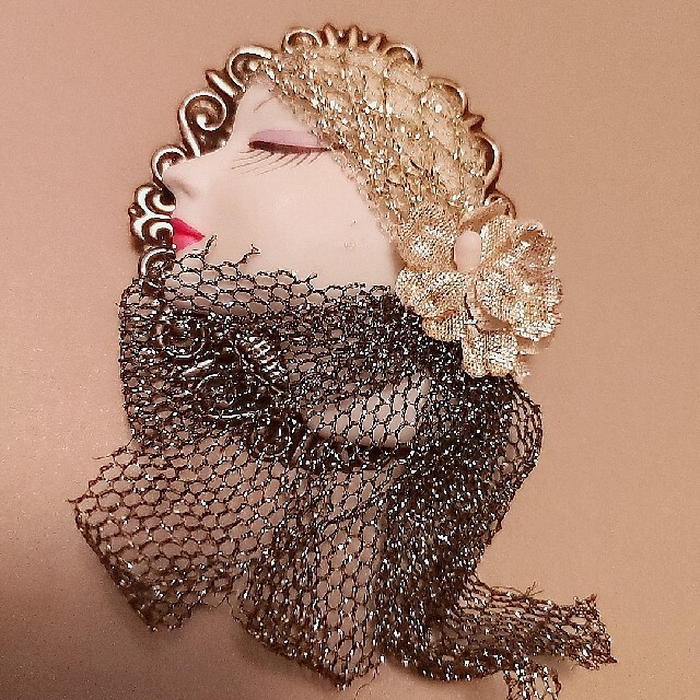 女の人 横顔 ブローチの通販 by みるく｜ラクマ