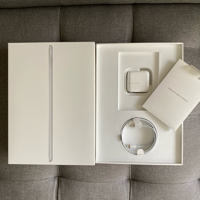 iPad 第6世代 32GB シルバー WiFiモデル アダプタ ケーブル付き