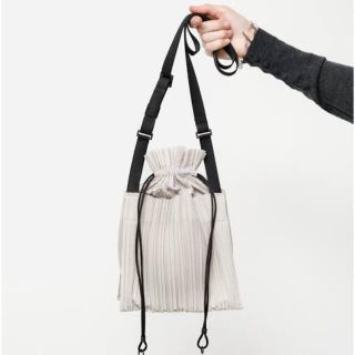 PLEATS PLEASE ISSEY MIYAKE（ショルダーバッグ）のフリマアイテム一覧