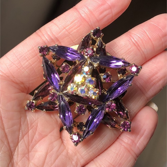 AVON - ヴィンテージ 大振り キラキラ ブローチの通販 by 💜VITAACC