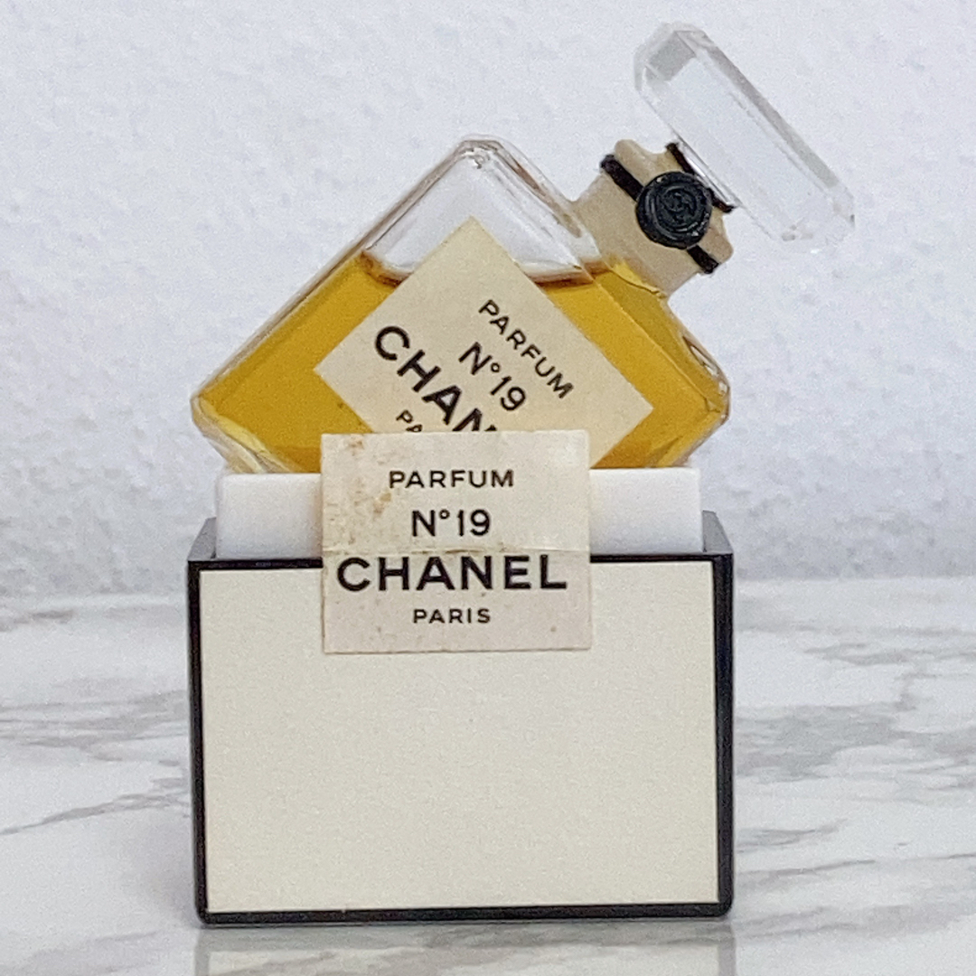 CHANEL - 美品 未使用 シャネル N°19 パルファム 7ml 香水の通販 by