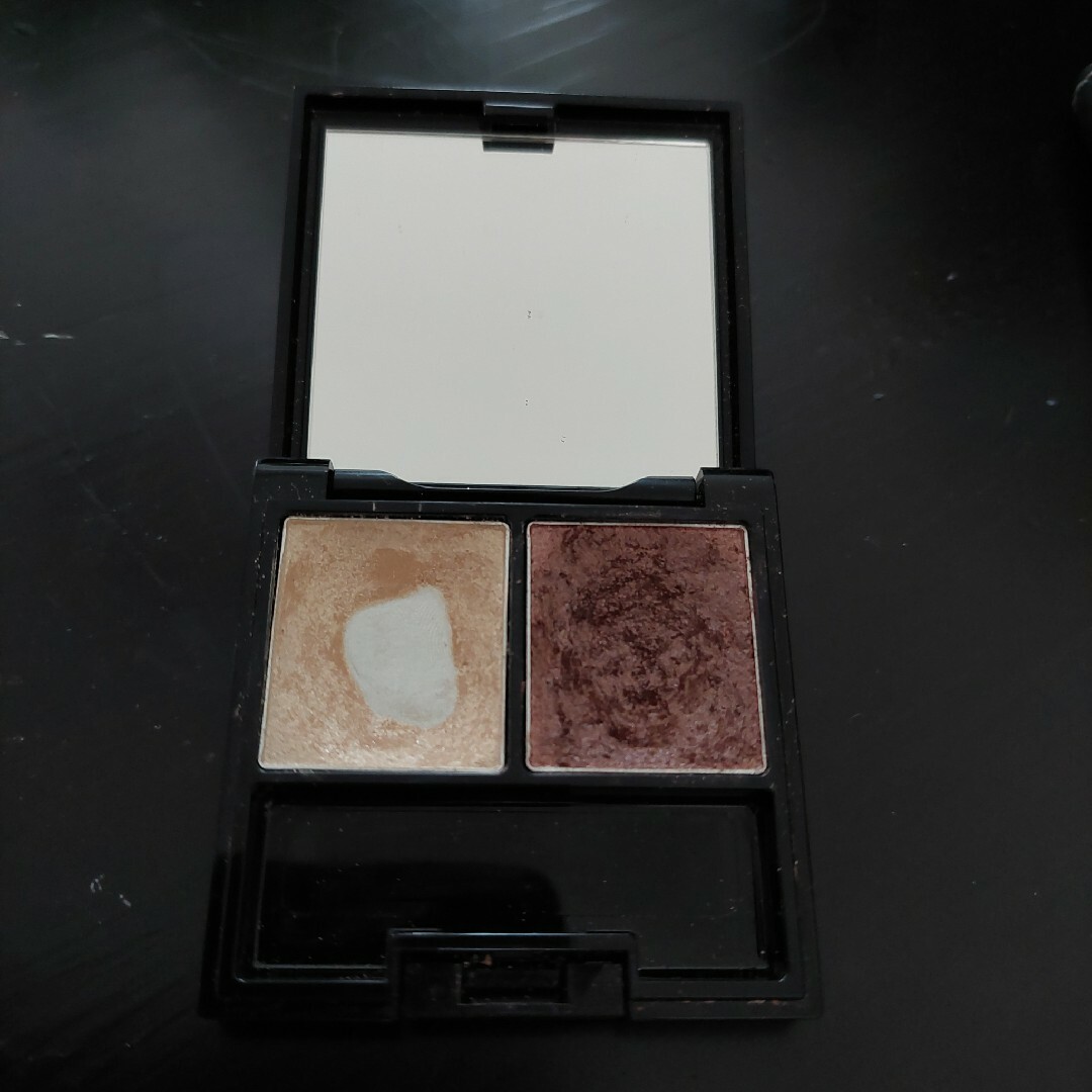 ESPRIQUE - エスプリークアイシャドウ2色・ケースの通販 by トリチキン