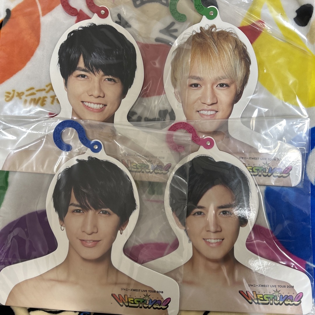 ジャニーズWEST WEST. ぬくぬく服フック ハンガーの通販 by ❤︎ ｜ラクマ