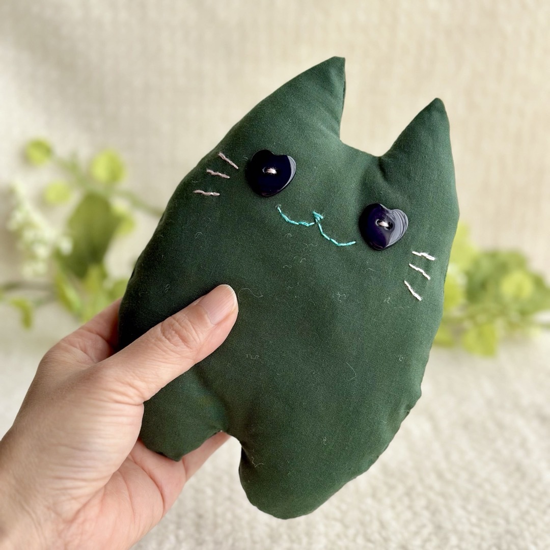 匿名配送【送料無料】ハートの目のグリーンの猫のぬいぐるみの通販 by