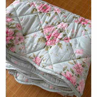 LAURA ASHLEY（ラグ）のフリマアイテム一覧