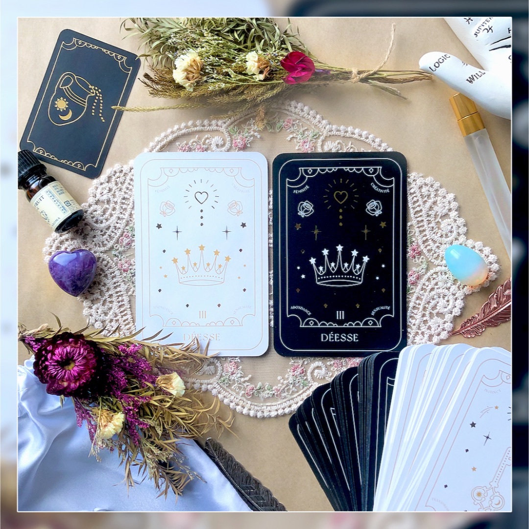 ✨金箔押しがかわいい✨白黒の大アルカナがモチーフのオラクルカード