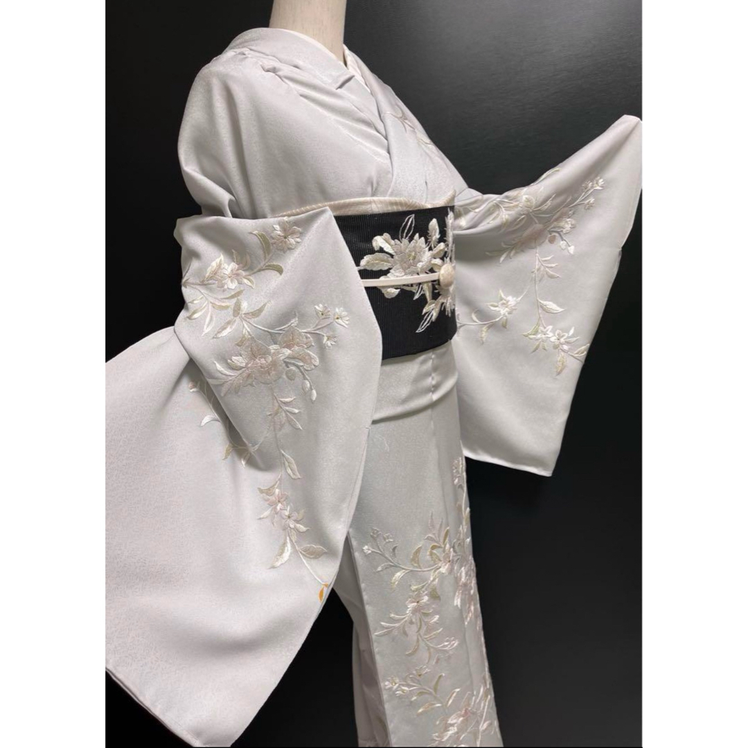 京の名匠 総手刺繍訪問着【蘇州刺繍訪問着◇優彩花文】暁鼠色