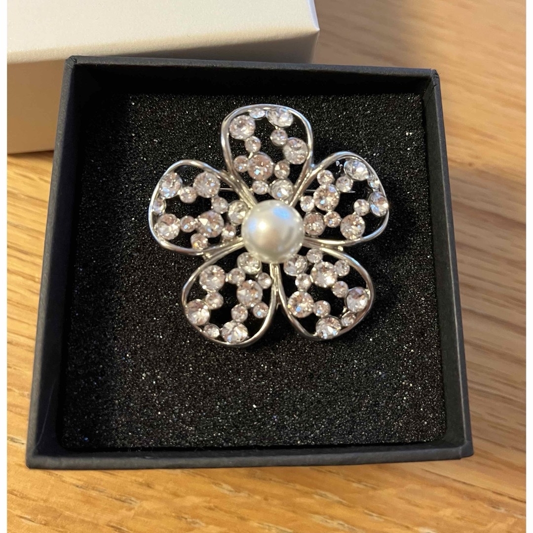 Rene ルネ パール お花 フラワーモチーフ クリスタルブローチ 中