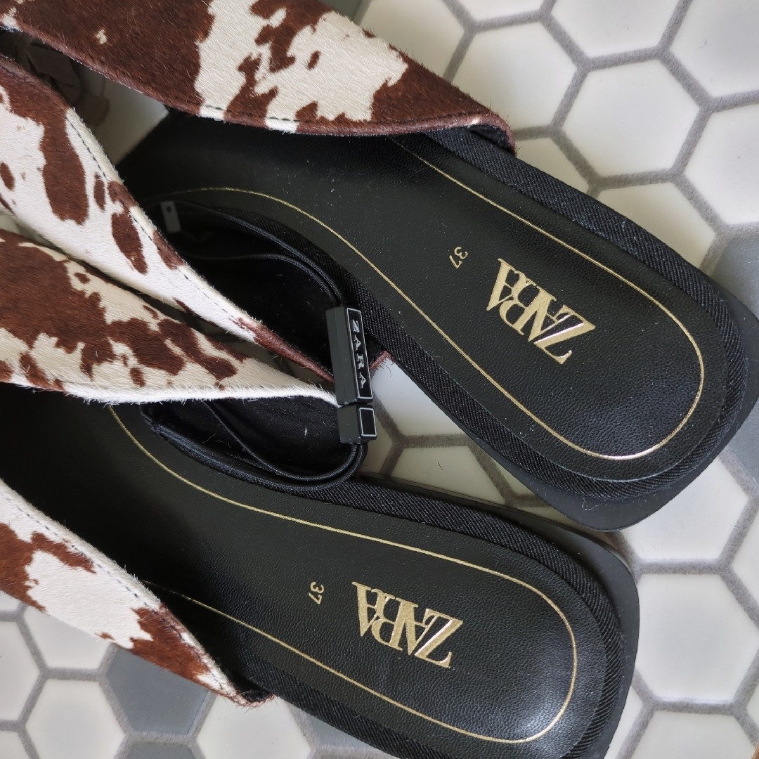 ZARA - 未使用 ZARA レザー ミュール 牛柄 サンダル ハラコ風 23.5