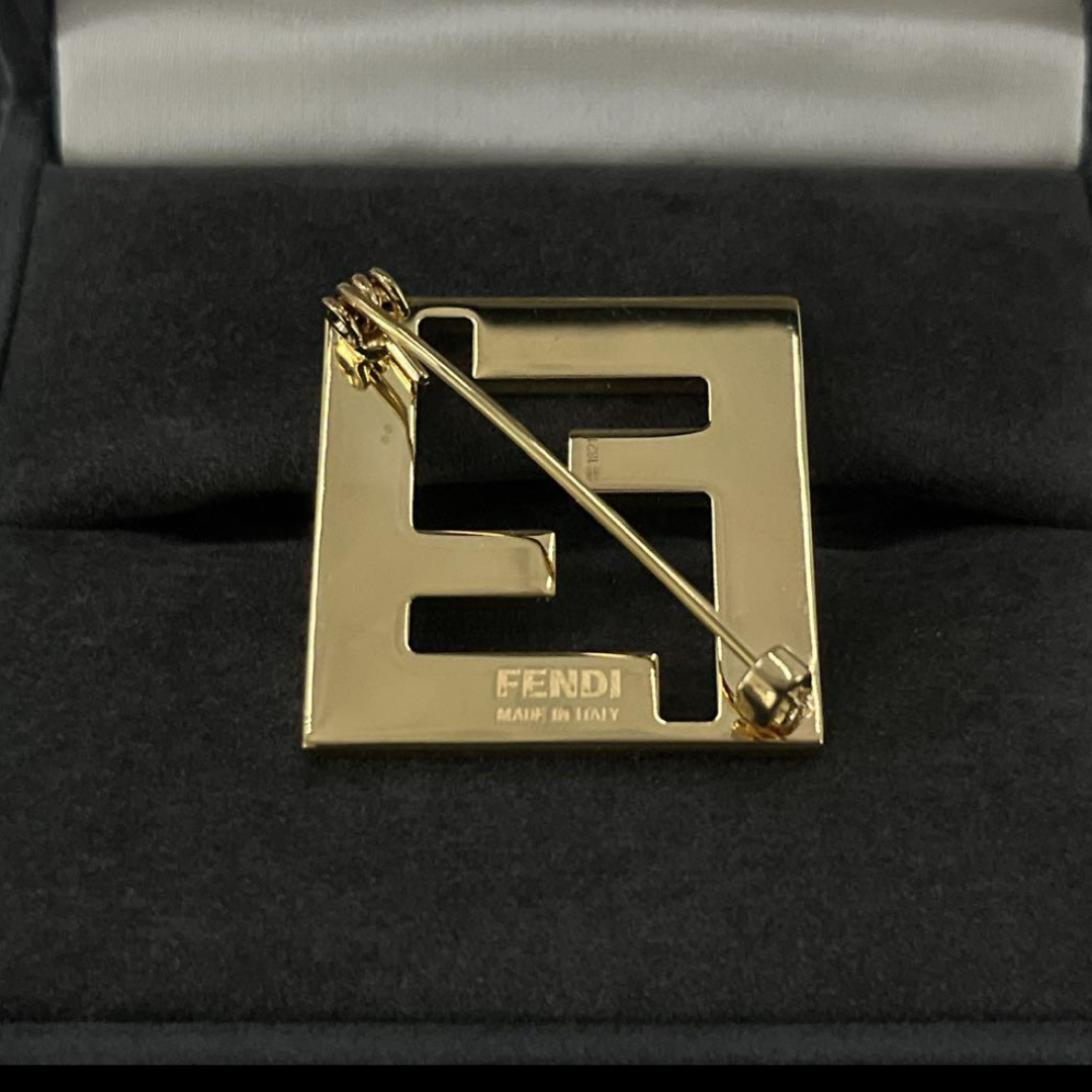 フェンディ ブローチ フォーエバー FFロゴ ブラックメタル ゴールド