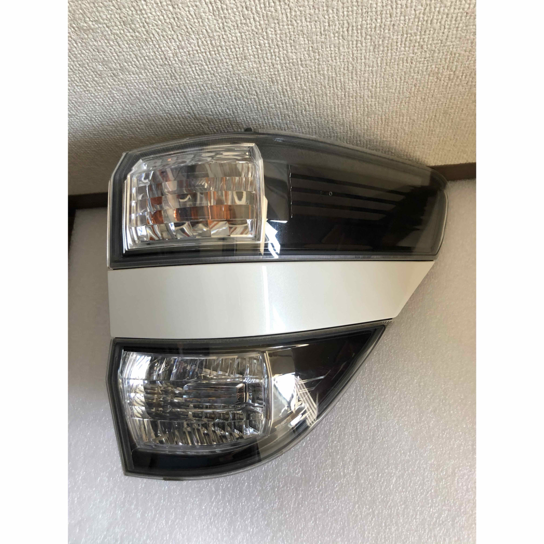 トヨタ20系ヴェルファイア前期 純正テールランプ 左クオーター側