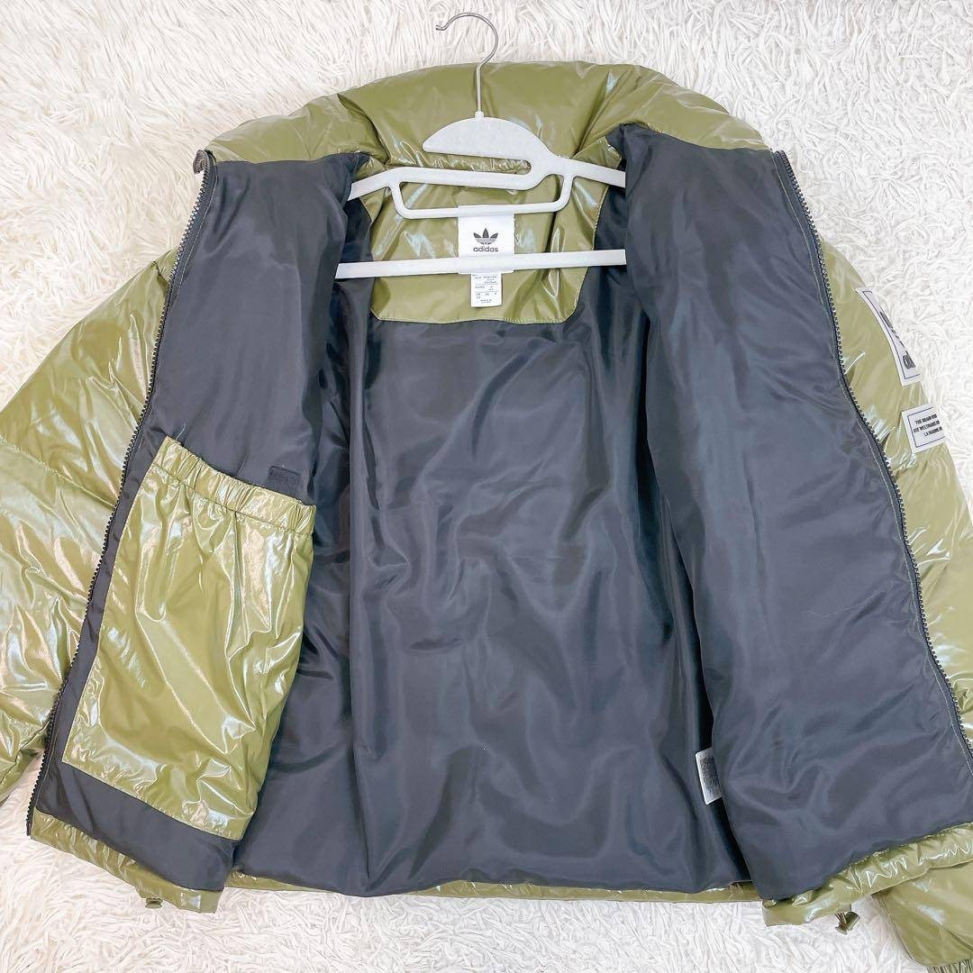 新品✨タグ付き アディダス 光沢エナメル調ダウンジャケット オリーブ