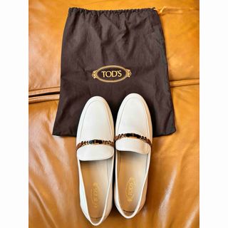 TOD'S（ローファー/革靴 ・ ホワイト/白色系）のフリマアイテム一覧