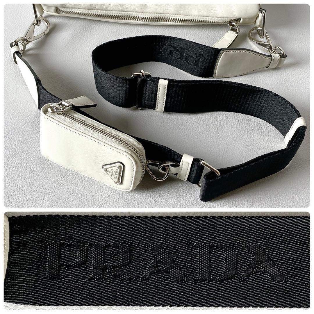 PRADA / トライアングル ショルダーバッグ エンボスロゴ ホワイト