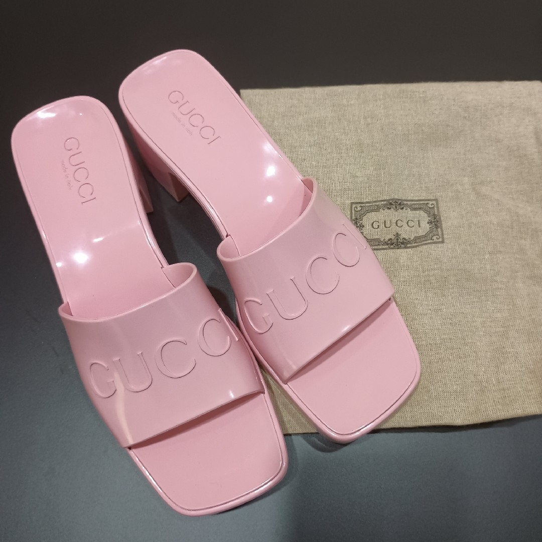 GUCCI グッチ ラバースライドサンダル ピンク エンボス ロゴ