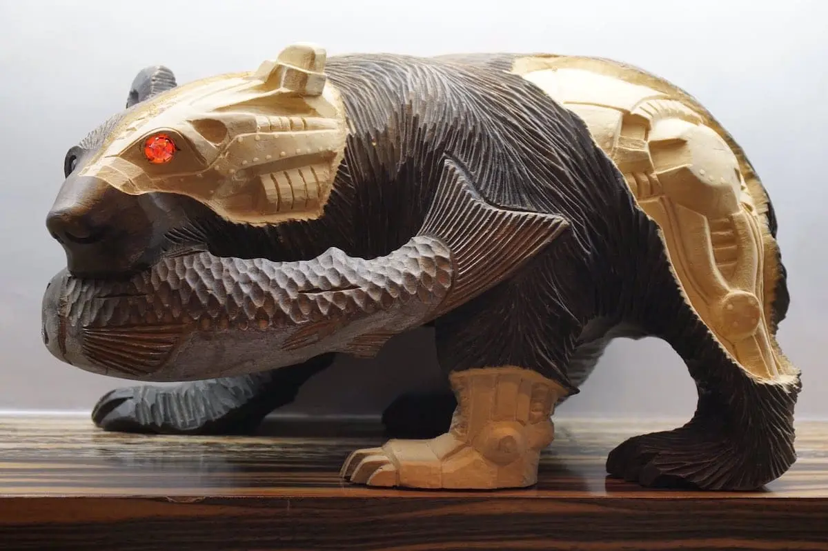 令和に行き場をなくした「木彫りの熊」 大胆リメイクでサイバーベアに