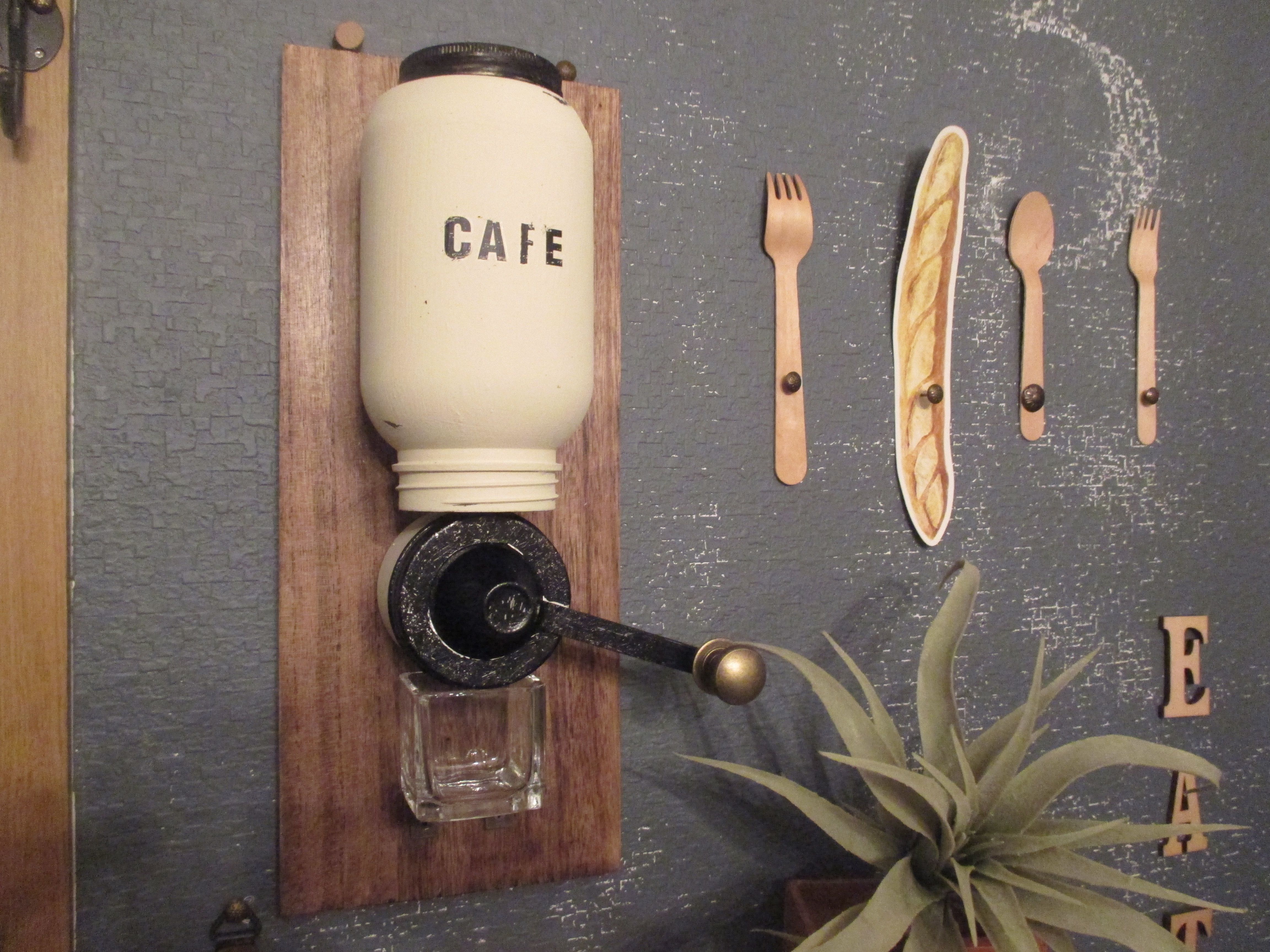 まさかの100均で？！アンティーク風壁掛けコーヒーミル｜ショップの