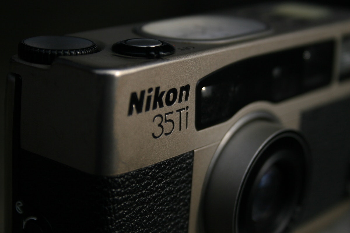 Nikon 35Tiを徹底解説。作例から中古価格・使い方まで | ONE SCENE