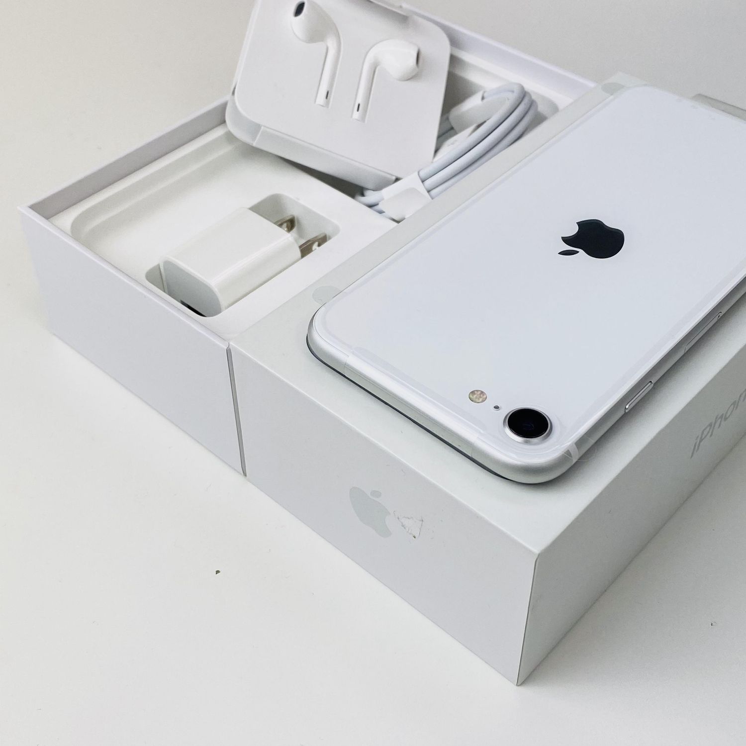 ムスビー｜【超お得！付属品付き】iPhoneSE2 White [SIMロック解除済品