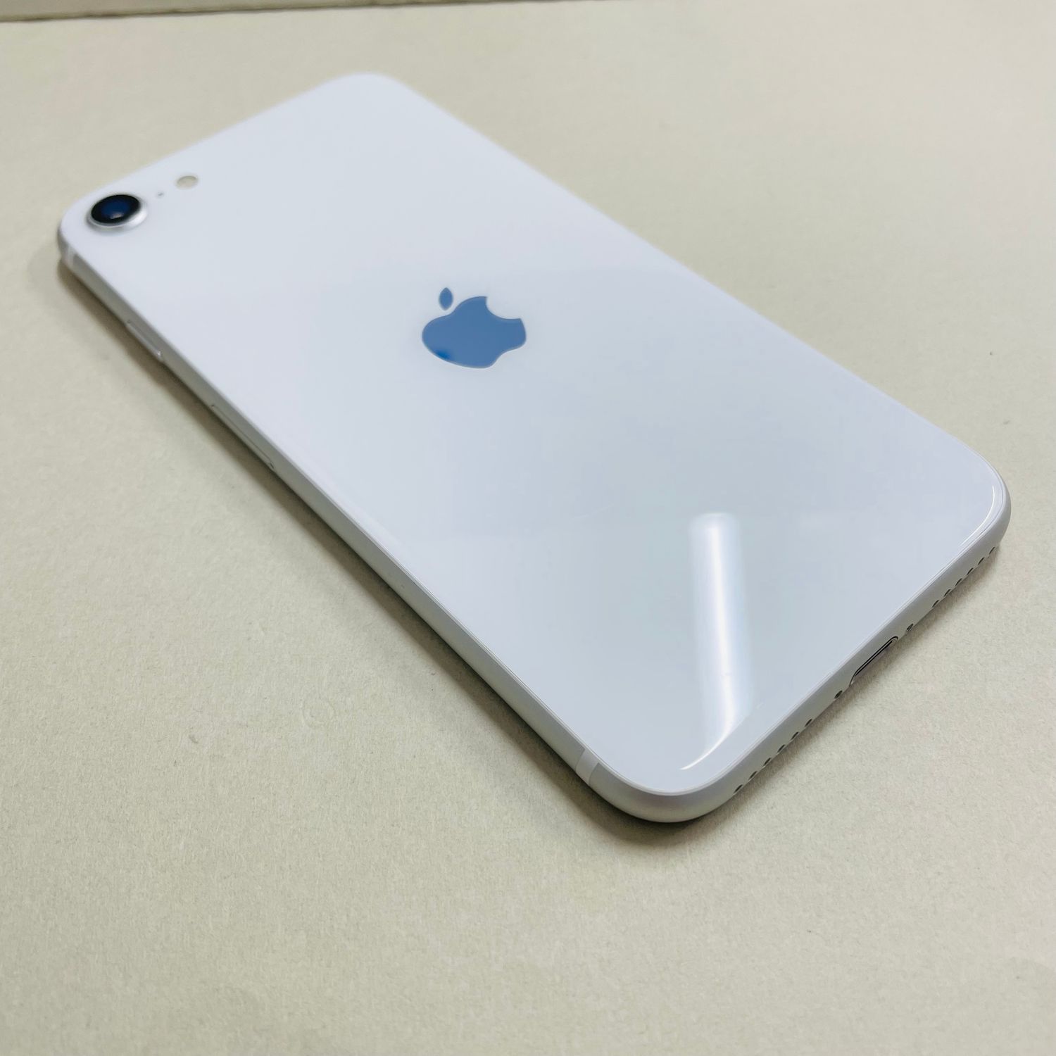 ムスビー｜[AT Shop Otsuka]美品 iphone SE第二世代 64GB SIMフリ