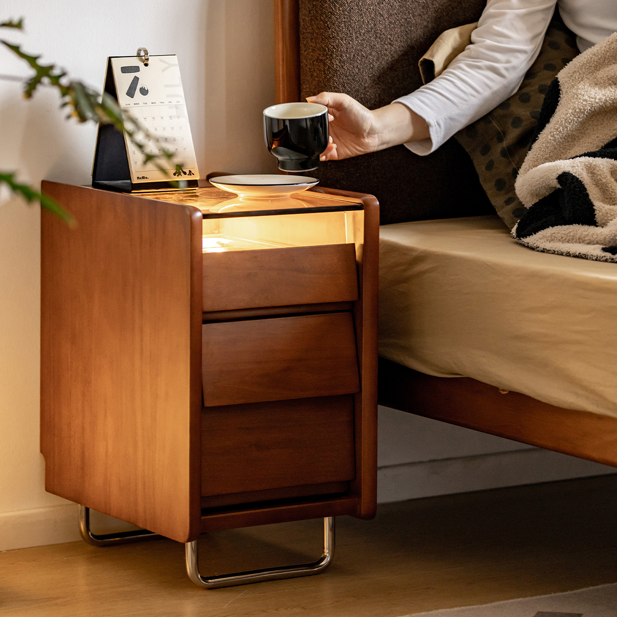 Woody Prime Boxツゲ材 スリムナイトテーブル | 小さな空間に収まる