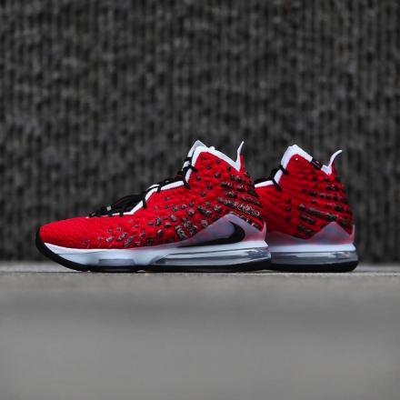 国内5月1日発売予定】ナイキ レブロン 17 