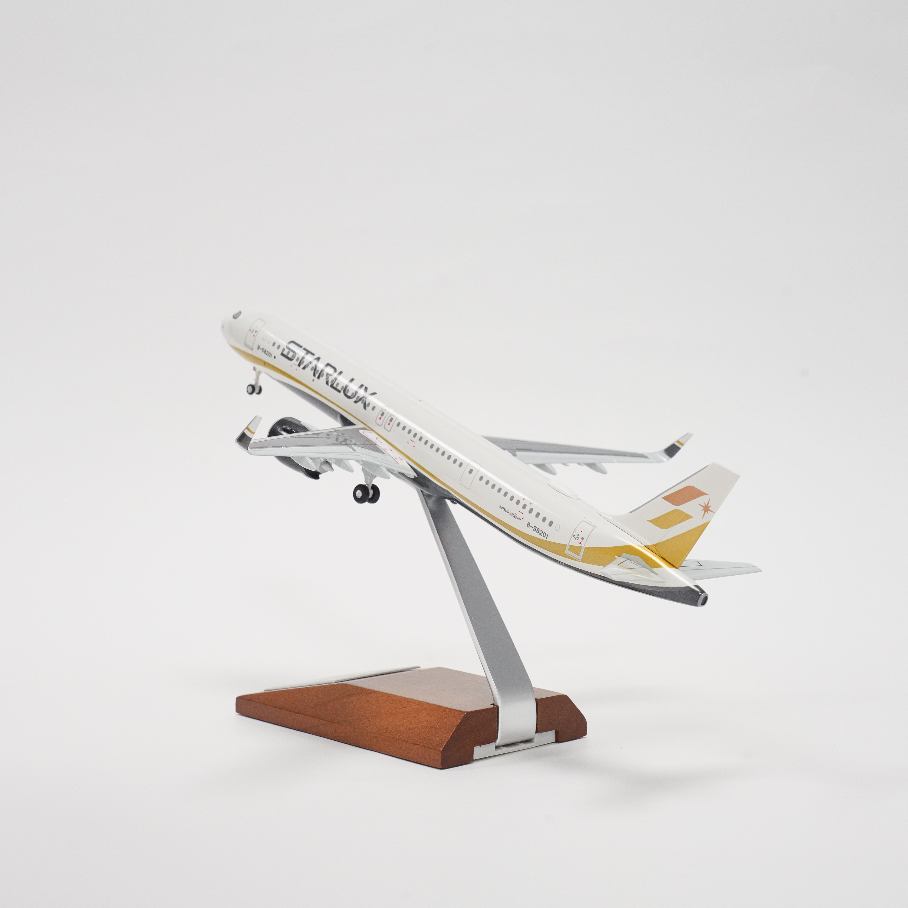 STARLUX | A321neo 1:200 飛機模型(Hogan製造)