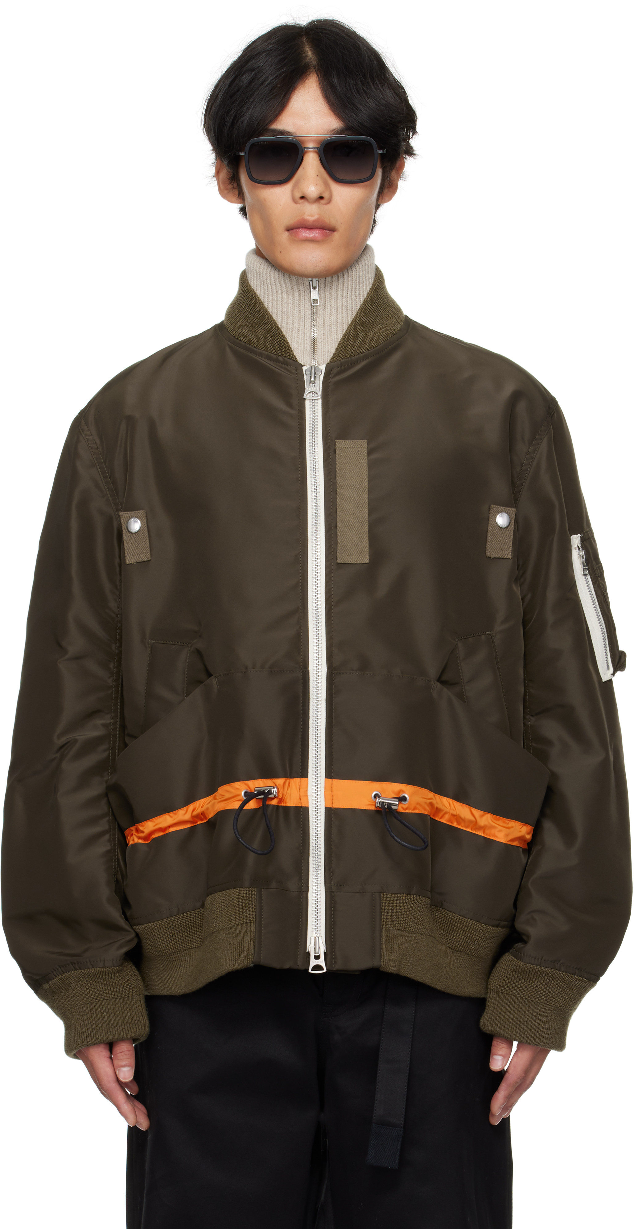 sacaiのカーキ ナイロンツイル ブルゾン ボンバージャケットがセール中
