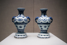 清代蓝釉琮式象耳瓶高清图片下载_红动中国