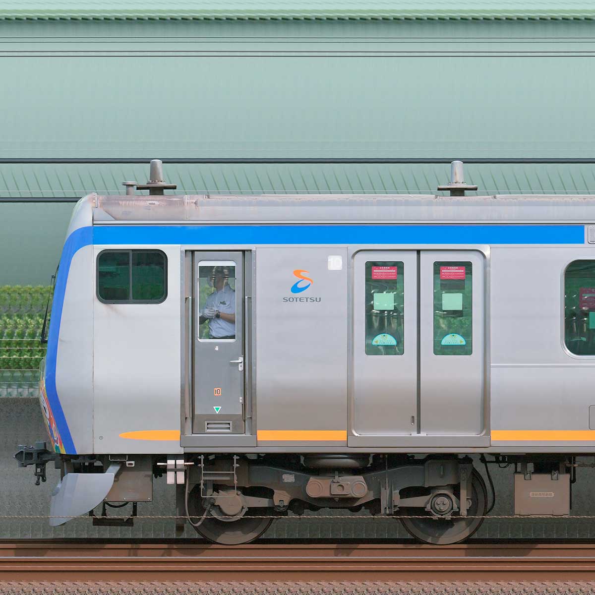 相鉄11000系クハ11901「十代目そうにゃんトレイン」の側面写真