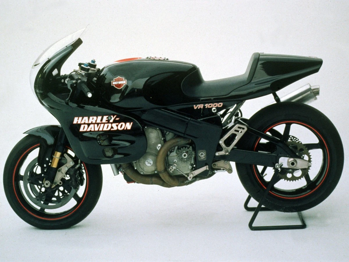 新型VR1000はいつ登場！？ ハーレーのスーパースポーツが来年30周年