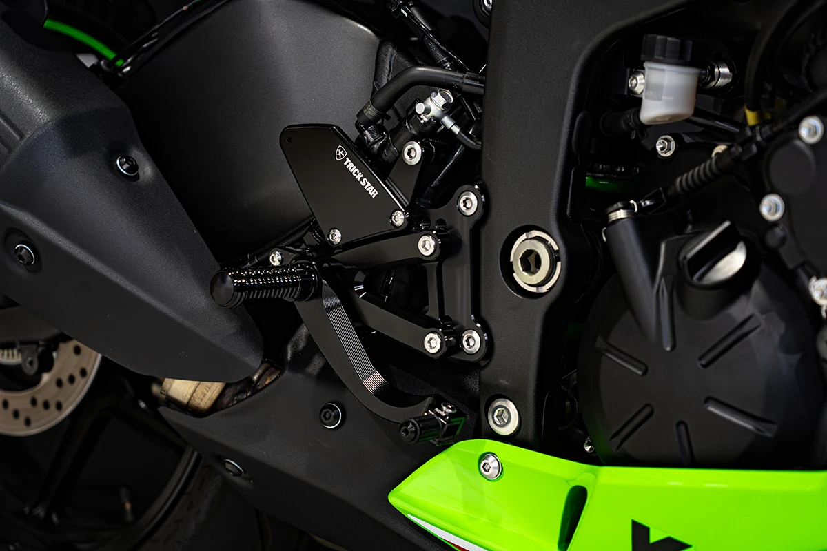 マフラーからバックステップまで勢揃い！トリックスターが「Kawasaki