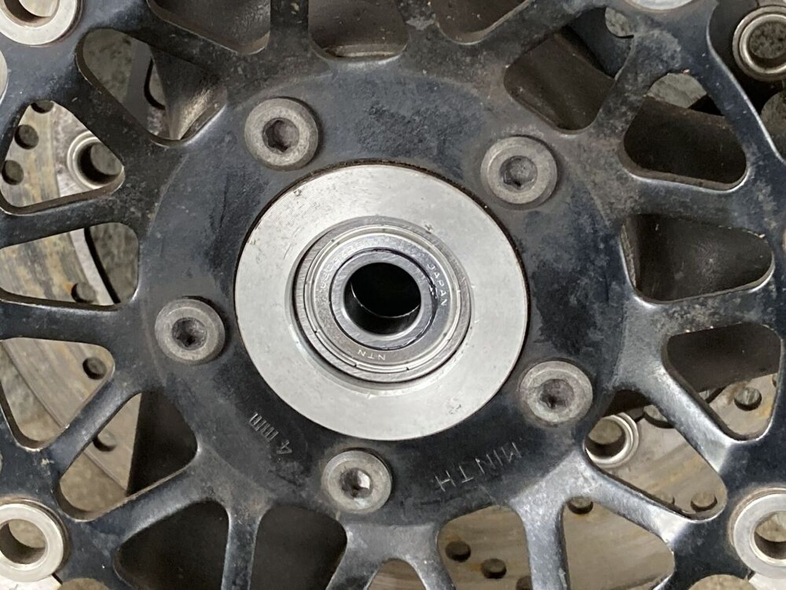 SUZUKI GSX400S カタナ「フロントホイールのベアリング交換