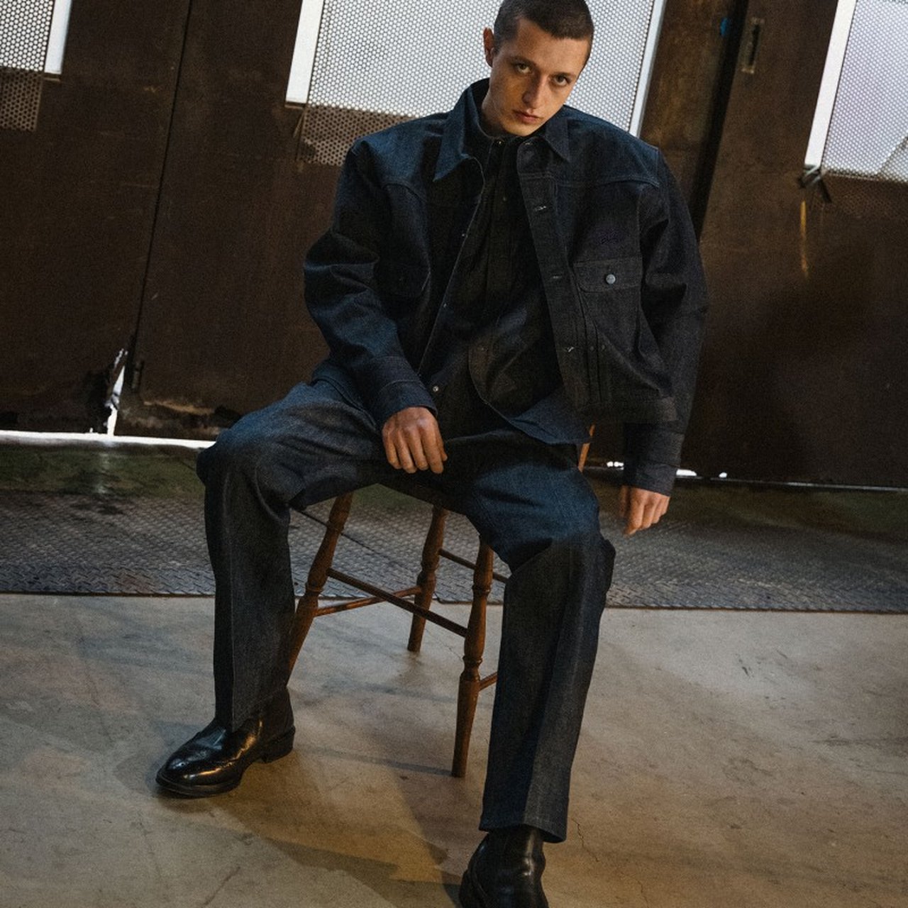 大人の春デニムはスタイル良く見える「ゆったりめ」ラングラー