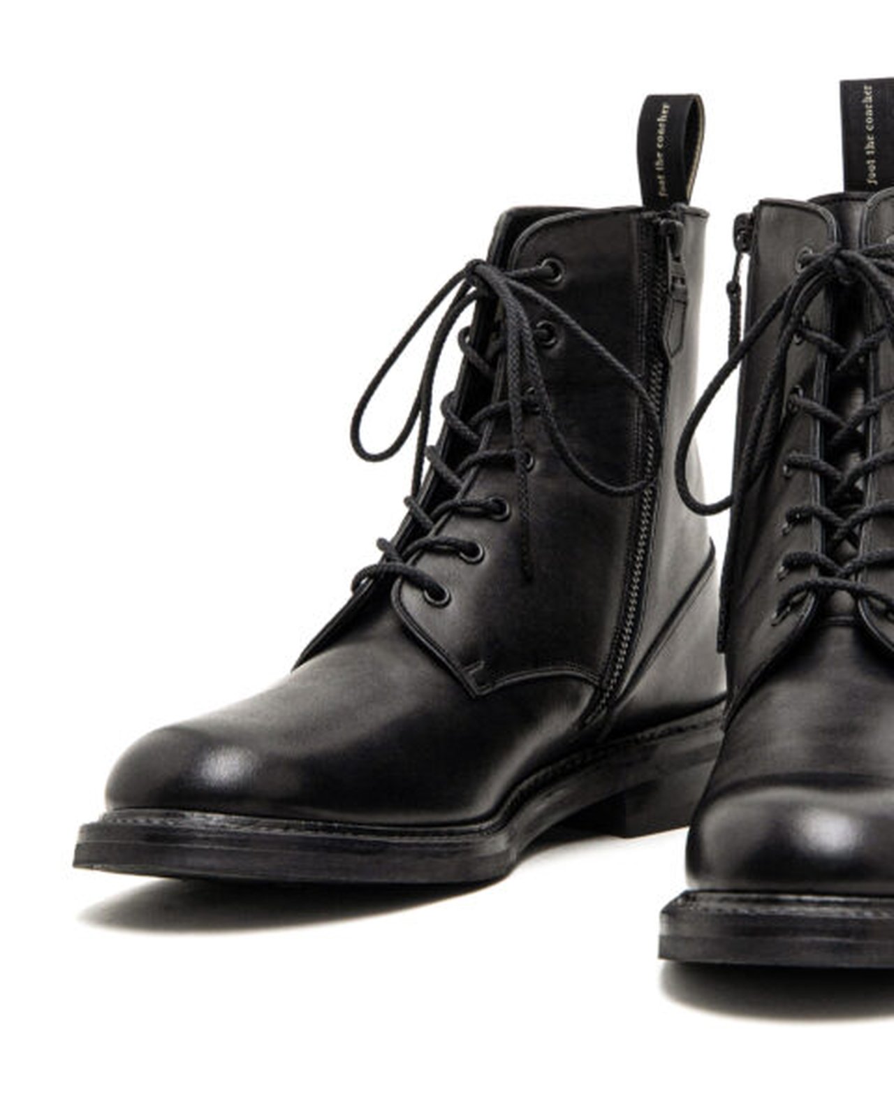 ジップ仕様で脱ぎ履きしやすい。「フット・ザ・コーチャー」新作黒