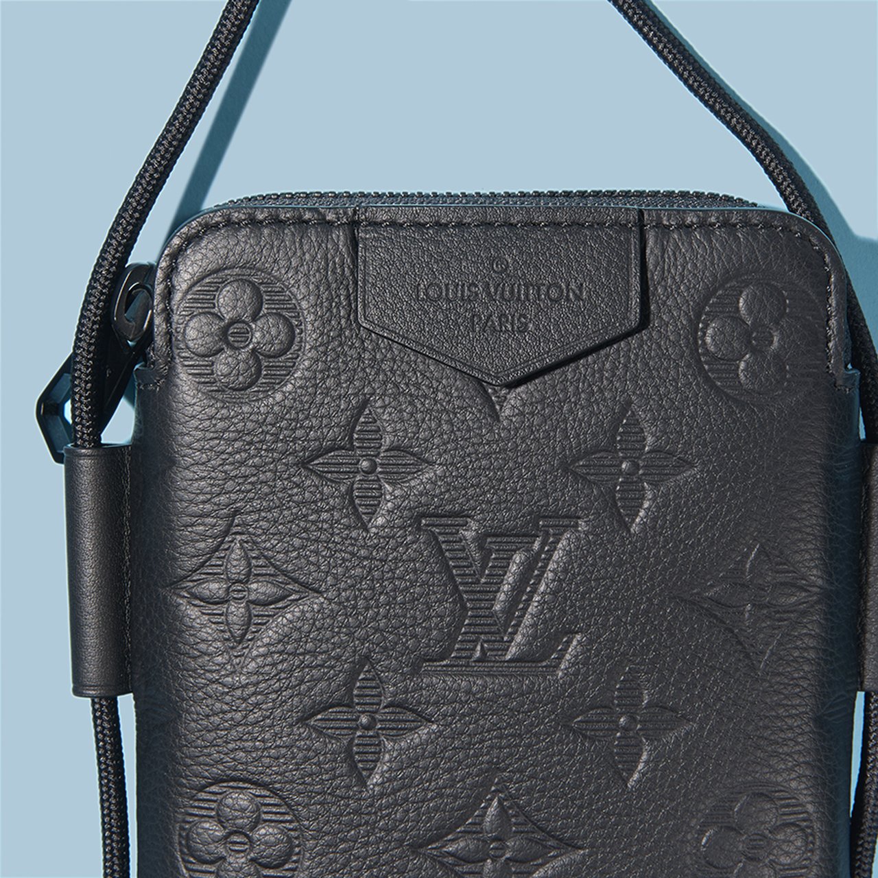 ルイ・ヴィトン】モノグラムのバッグ、新作スニーカー 大人が買う