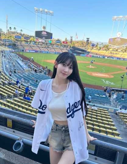 LE SSERAFIM・宮脇咲良、LAドジャース観戦で反響殺到「可愛すぎる勝利