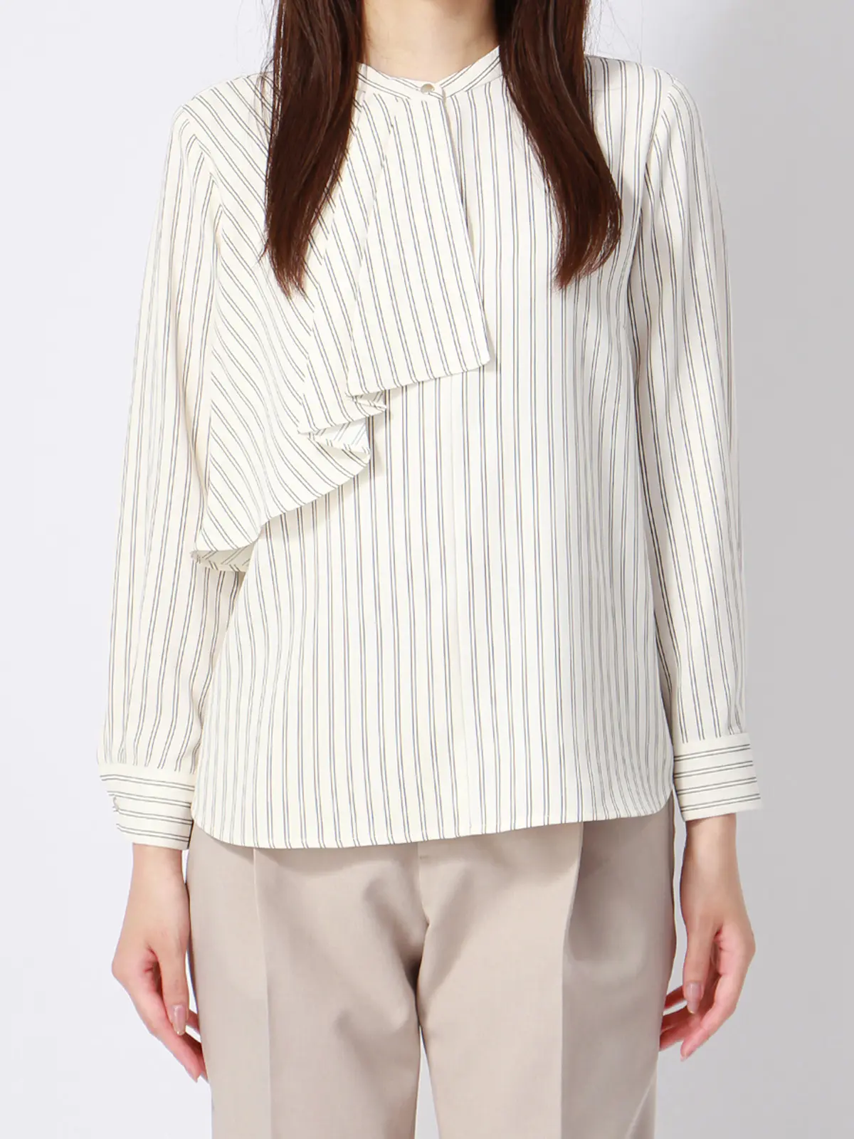 バンドカラーラッフルブラウス／8分袖／ウォッシャブル／アムンゼン