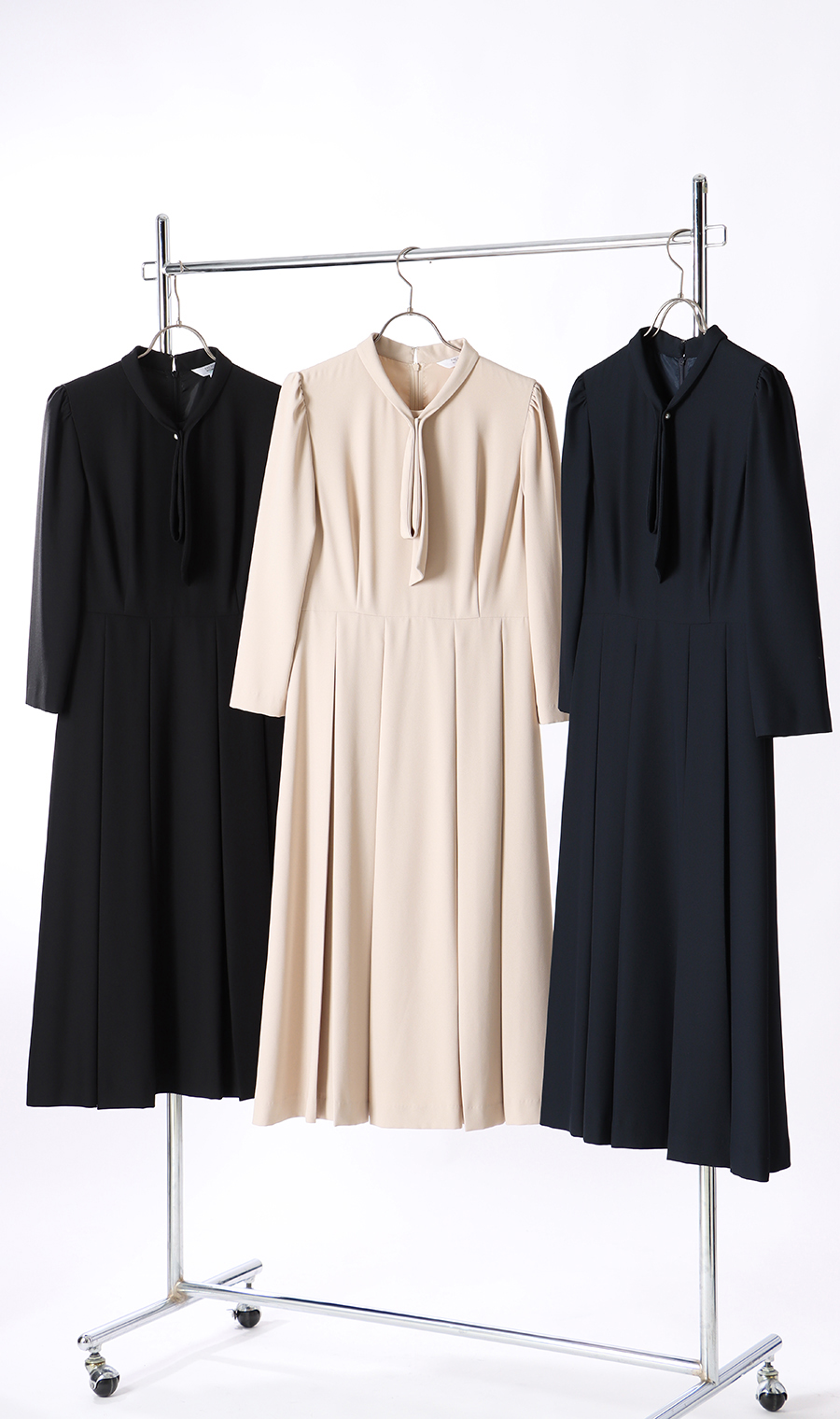 □ボックスプリーツワンピース【ボウタイ付き】【WEB限定】 (EOP24103