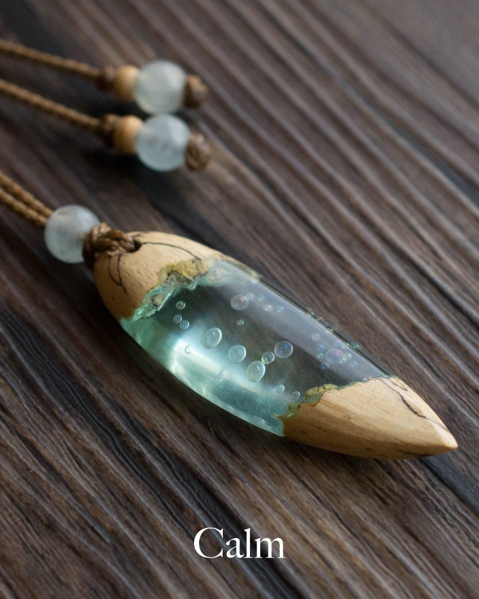 ウッドレジンネックレス（Calm） | ペンダント - 天然石＋マクラメ