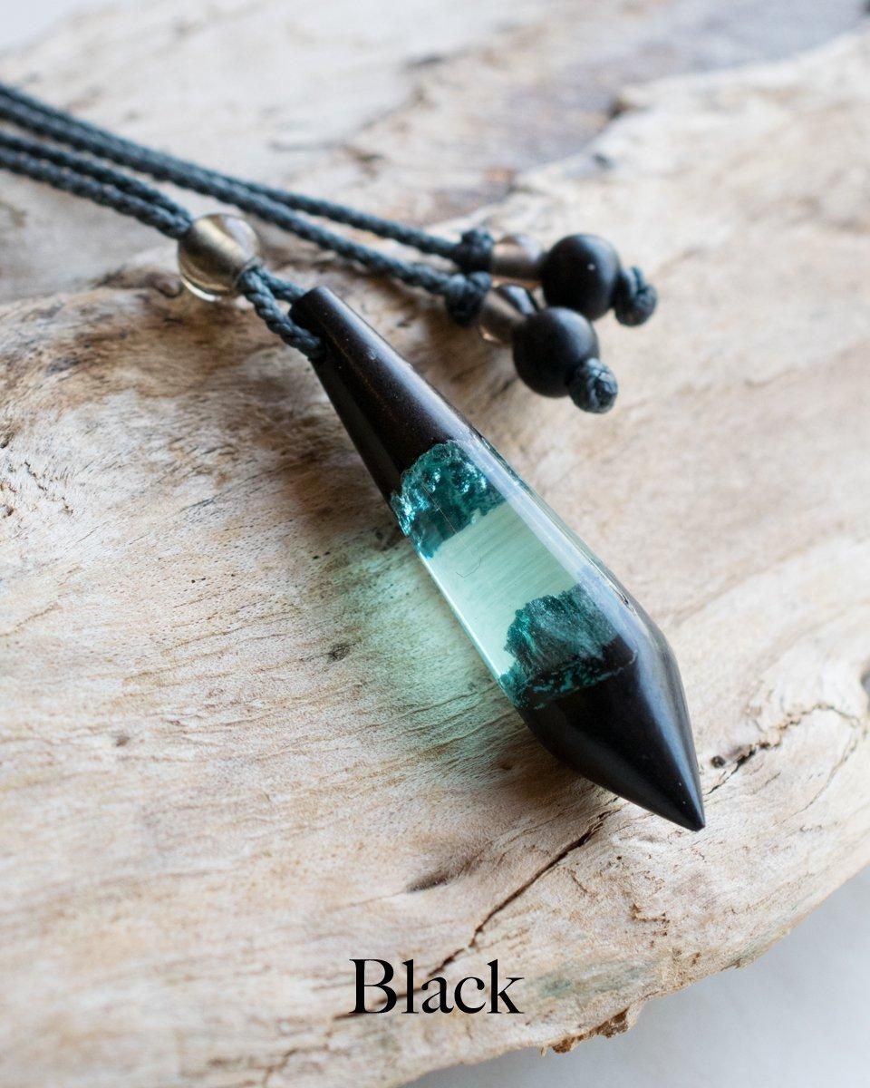 ウッドレジンネックレス（Black）|ペンダント - 天然石＋マクラメ