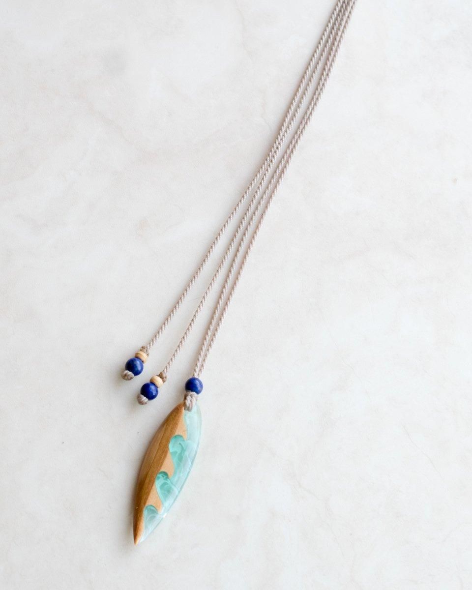 ウッドレジンネックレス(Wave) | ペンダント - 天然石＋マクラメ