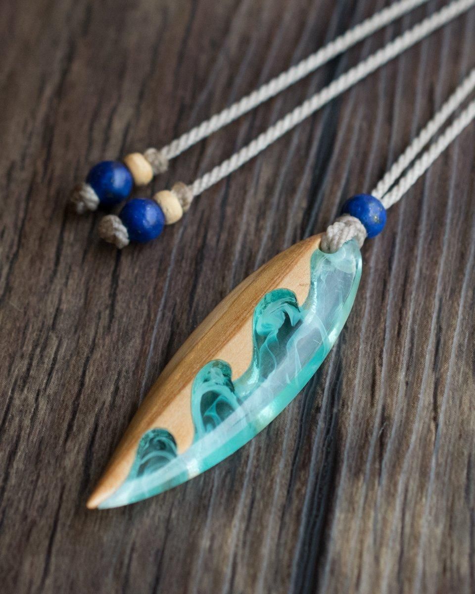 ウッドレジンネックレス(Wave) | ペンダント - 天然石＋マクラメ