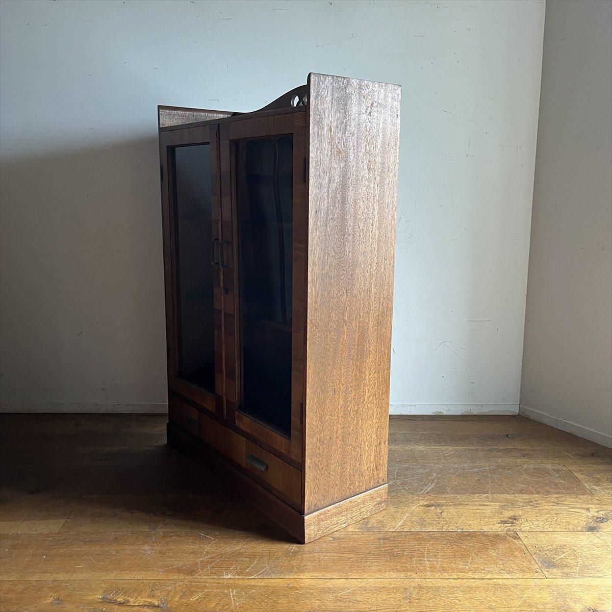 ゆらゆら硝子のキャビネット - 古家具・古道具 アンティーク家具 kubu